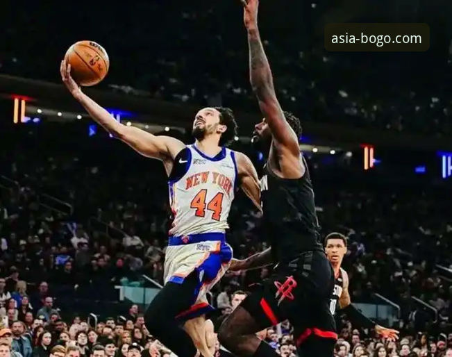 NBA常规赛最新动态：火箭遭尼克斯18分惊天逆转，末节崩盘引深思